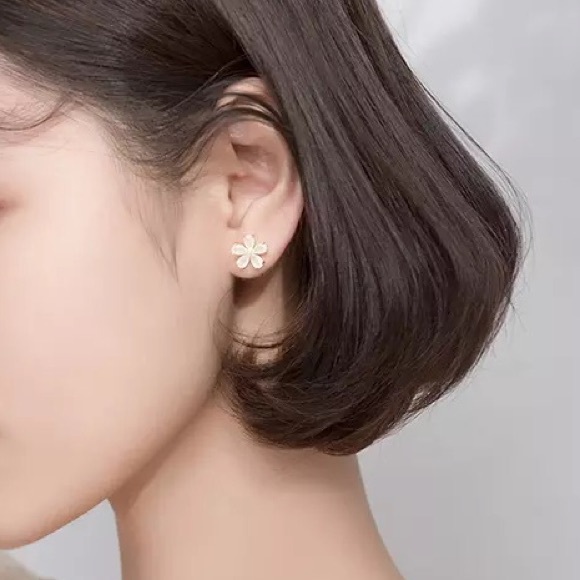 925 Sterling Silver Flower Stud Earrings - Picture 3 of 4